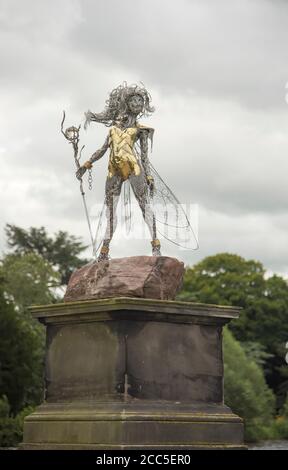 Scultura d'arte cablata di Robin Wight in mostra a Trentham Giardini Staffordshire Inghilterra Regno Unito Foto Stock