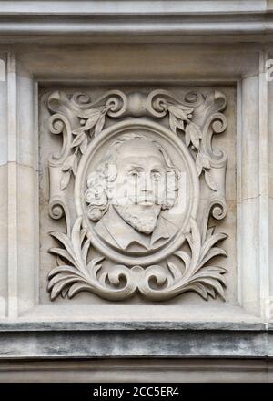 Londra, Inghilterra, Regno Unito. Capo di William Shakespeare sulla facciata della Vecchia biblioteca di Westminster in Great Smith Street. Foto Stock