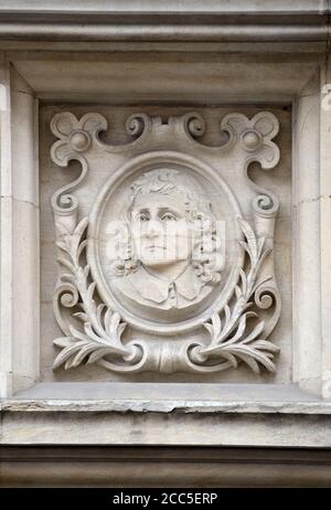 Londra, Inghilterra, Regno Unito. Capo di John Milton (1608 – 1674) - poeta inglese, sulla facciata della Biblioteca di Westminster a Great Smith Street Foto Stock