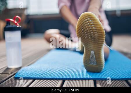 Gamba allungata della femmina che passa il tempo outide Foto Stock