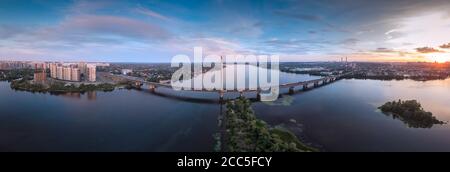 Vista panoramica aerea del ponte di Pivdenyi a Kiev, Ucraina Foto Stock