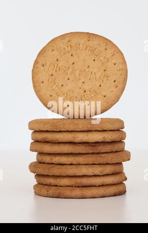 Generico Sweetmeal biscotti digestivi accatastati in un mucchio isolato sopra sfondo bianco Foto Stock