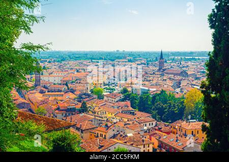 Veduta aerea del centro storico di Verona, chiesa cattolica di San Tomaso Cantuariense, edifici medievali con tetti in tegole rosse a Veronetta, Regione Veneto, Italia. Paesaggio urbano di Verona, vista panoramica. Foto Stock