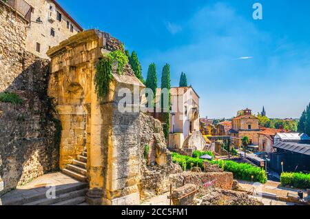 Chiesa dei Santi Siro e libera chiesa cattolica, Teatro Romano Museo Archeologico Museo Archeologico con rovine, Piazza del Foro, centro storico di Verona, cielo blu, Regione Veneto, Italia Foto Stock