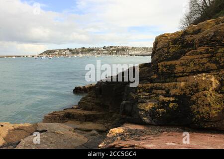 Guardando il porto esterno di Brixham da Battery Gardens, barche ormeggiate, rocce calcaree e Berry Head Foto Stock