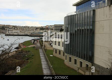 Porto di Brixham con laboratorio ambientale sulla destra, Devon, Regno Unito Foto Stock