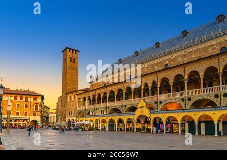 Palazzo della ragione Palazzo medievale e Palazzo della giustizia, Torre degli Anziani in Piazza dei Frutti nel centro storico di Padova, crepuscolo serale, Regione Veneto, Italia Foto Stock