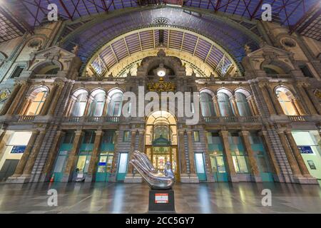 ANVERSA, BELGIO - 5 MARZO 2020: La principale sala della stazione ferroviaria di Anversa-Centraal, risalente al 1905.