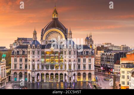 Anversa, Belgio, paesaggio urbano alla stazione ferroviaria Centraal da notte fino all'alba. Foto Stock