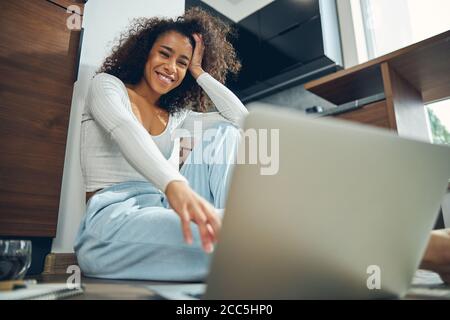 Allegra signora riccamente-testa sorridente alla macchina fotografica Foto Stock