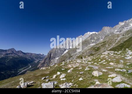 Un'immagine grandangolare del paesaggio dell'APS italiano A Monte Bianco (Monte Bianco) Foto Stock