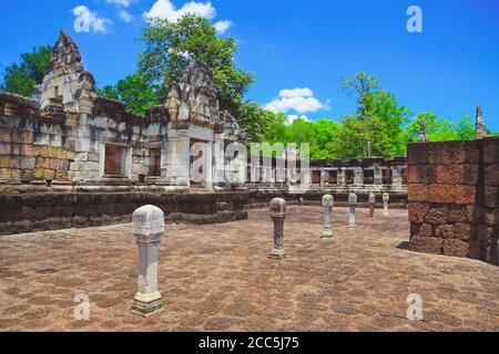 Bella scena del Parco storico Sadok Kok Thom, questo è un tempio Khmer 11 ° secolo in oggi è nella provincia di SA Kaeo, Thailandia. Foto Stock