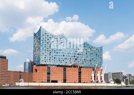 2020-08-16 Amburgo, Germania: Vista laterale della sala concerti Elbphilharmonie con il fiume Elba contro il cielo estivo blu Foto Stock