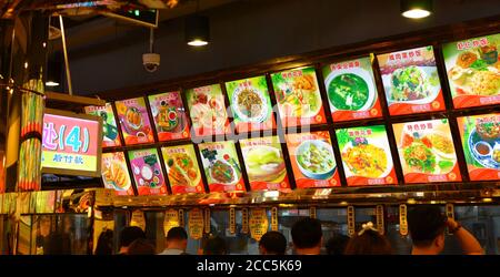 SHANGHAI, CINA - 7 MAGGIO 2017: Food Court al Tourist Mart a Yuyuan Garden Shanghai, Cina. Foto Stock