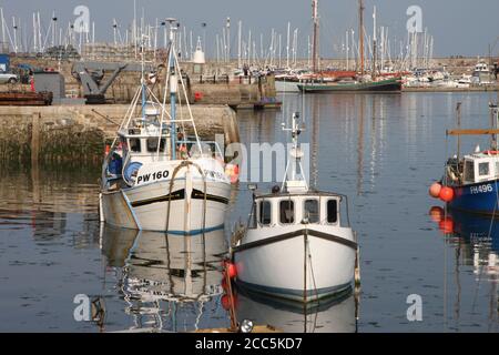 Barche da pesca di giorno ormeggiate nel porto interno, Brixham, Devon, Regno Unito Foto Stock