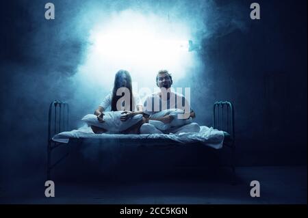 Uomo pazzo e donna urla a letto, psichedelico Foto Stock