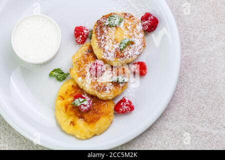 Bella colazione del mattino: Cheesecakes con lamponi Foto Stock