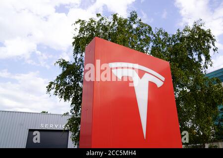 Bordeaux , Aquitaine / Francia - 08 15 2020 : logo e firma Tesla presso la concessionaria di auto elettriche Foto Stock