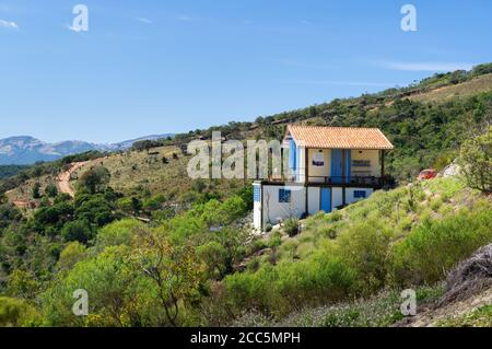Una piccola casa di fabbrica su una collina nella fattoria 'o Lavandario' dove i fiori di lavanda vengono lavorati per estrarre oli essenziali e produrre prodotti derivati. Foto Stock