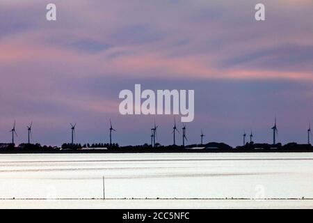 Meldorfer Bucht in serata con vista sul vento turbine Foto Stock