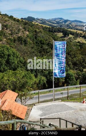 O Lavandario bandiera fattoria all'ingresso/uscita del ranch con il paesaggio montuoso Cunha sul retro sotto il cielo azzurro soleggiato. Foto Stock