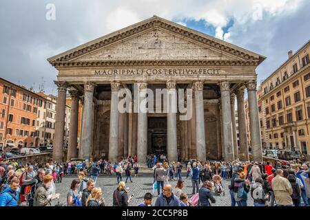 Roma, Italia - 14 maggio 2016: Veduta del Pantheon - Antico Tempio Romano - nel centro di Roma, una delle attrazioni turistiche più famose di Roma Foto Stock