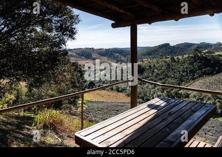 Vista dal gazebo di una grande piantagione di campi di Lavanda coltivata sulla collina all'interno della fattoria 'o Contemplario', nella regione montagnosa di Cunha. Foto Stock