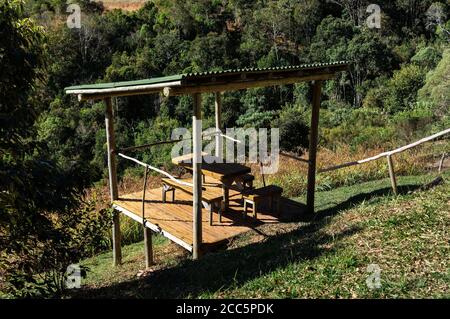 Punto di osservazione su una collina all'interno della fattoria 'o Contemplario' dove è possibile vedere quasi l'intero ranch situato nella regione montuosa di Cunha. Foto Stock