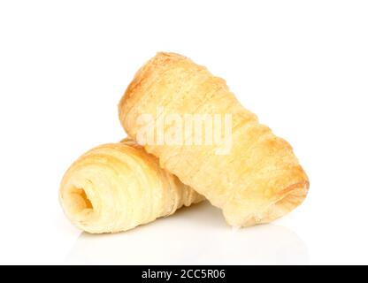 Croissant con crema dolce su sfondo bianco primo piano Foto Stock