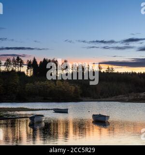 Barche da pesca sul Loch Rusky all'alba, un piccolo lago d'acqua dolce vicino a Callander nelle Highlands scozzesi. Foto Stock