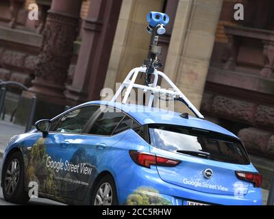 19 agosto 2020, Hessen, Francoforte sul meno: Con una telecamera cospicua sul tetto, un'auto da Google Street-View guida attraverso il quartiere di corte a Francoforte. A intervalli regolari, queste auto vengono utilizzate per scattare foto per aggiornare i nomi delle strade e delle aziende. Foto: Arne Dedert/dpa Foto Stock