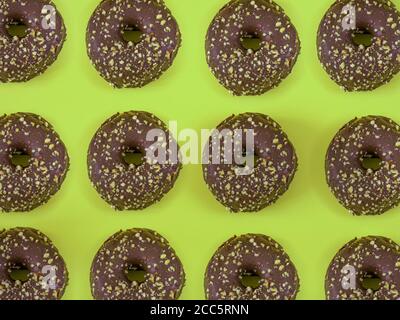 Ciambelle di cioccolato su sfondo bianco Foto Stock