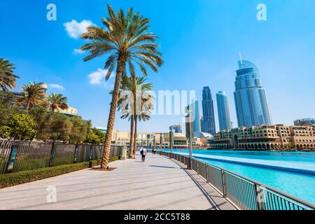 Passeggiata nei pressi del Burj Khalifa Tower di Dubai e Centro commerciale di Dubai in Dubai City negli Emirati Arabi Uniti Foto Stock