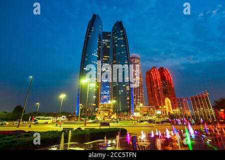 Abu Dhabi skyline al tramonto. Abu Dhabi è la capitale e la seconda città più grande degli Emirati Arabi Uniti o EMIRATI ARABI UNITI. Foto Stock
