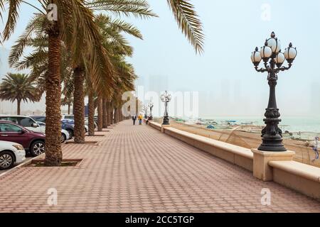 Passeggiata sulla spiaggia nel centro di Sharjah negli Emirati Arabi Uniti O Emirati Arabi Uniti Foto Stock