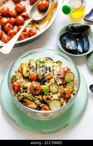 Fregola con cozze e verdure Foto Stock