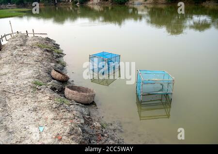 cesto di bambù pesca trappola e riflessione foto astratta Foto Stock