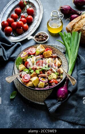 Insalata di pane toscano e pomodoro con tonno Foto Stock