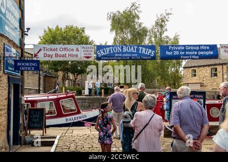 Vista di persone non identificate che partecipano a una crociera sui canali con Skipton Boat Trips, Skipton Foto Stock