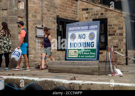 Vista di persone non identificate che partecipano a una crociera sui canali con Skipton Boat Trips, Skipton Foto Stock