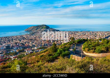 Vista panoramica aerea della città di Alanya, provincia di Antalya sulla costa meridionale della Turchia Foto Stock