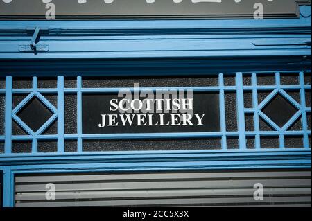 Firma sopra una porta di negozi sul Royal Mile, la città di Edimburgo, Scozia. Foto Stock