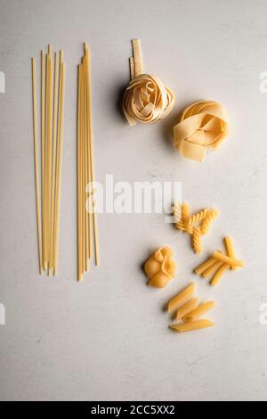 Tipi di pasta, 8 comuni forme di pasta secca. Foto Stock
