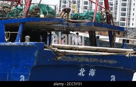 Haikou, provincia cinese di Hainan. 19 agosto 2020. I pescatori preparano la loro barca per andare a pescare sul mare a Haikou, provincia cinese meridionale di Hainan, 19 agosto 2020. I servizi di traghetto nello stretto di Qiongzhou sono ripresi dopo le ore 12 a mezzogiorno di mercoledì, mentre il tifone Higos ha fatto la caduta nella città di Zhuhai, la provincia di Guangdong del sud della Cina mercoledì mattina. Credit: Yang Guanyu/Xinhua/Alamy Live News Foto Stock