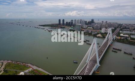 Haikou. 19 agosto 2020. La foto aerea del 19 agosto 2020 mostra le navi che navigano sul mare vicino al porto di Xin'gang a Haikou, provincia cinese meridionale di Hainan. I servizi di traghetto nello stretto di Qiongzhou sono ripresi dopo le ore 12 a mezzogiorno di mercoledì, mentre il tifone Higos ha fatto la caduta nella città di Zhuhai, la provincia di Guangdong del sud della Cina mercoledì mattina. Credit: Yang Guanyu/Xinhua/Alamy Live News Foto Stock