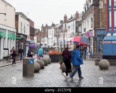Sheerness, Kent, Regno Unito. 19 agosto 2020. Regno Unito Meteo: Un pomeriggio umido nel centro di Sheerness in Kent. Credit: James Bell/Alamy Live News Foto Stock