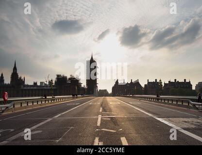 Immagine scattata nel mezzo della strada sul ponte di Westminster durante la vetta del blocco del coronavirus. Guardando verso la Torre di St Elizabeth. Foto Stock