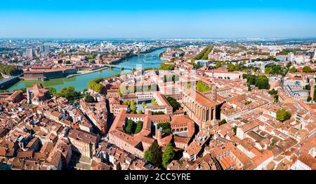 Tolosa e fiume Garonne antenna vista panoramica. Tolosa è la capitale della Haute Garonne dipartimento e regione Occitanie in Francia. Foto Stock