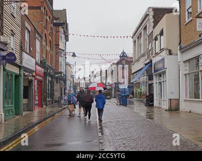 Sheerness, Kent, Regno Unito. 19 agosto 2020. Regno Unito Meteo: Un pomeriggio umido nel centro di Sheerness in Kent. Credit: James Bell/Alamy Live News Foto Stock