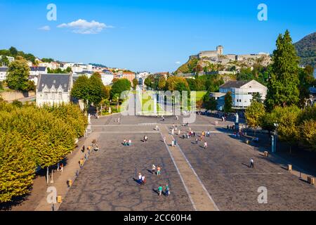 Antenna di Lourdes vista panoramica. Lourdes è una piccola città mercato che giace ai piedi dei Pirenei. Foto Stock